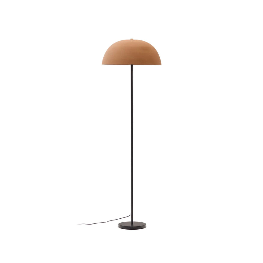 Stehlampe Nibla aus schwarzem Metall und Lampenschirm in Terrakottaoptik von Kave Home – Produktbild 1
