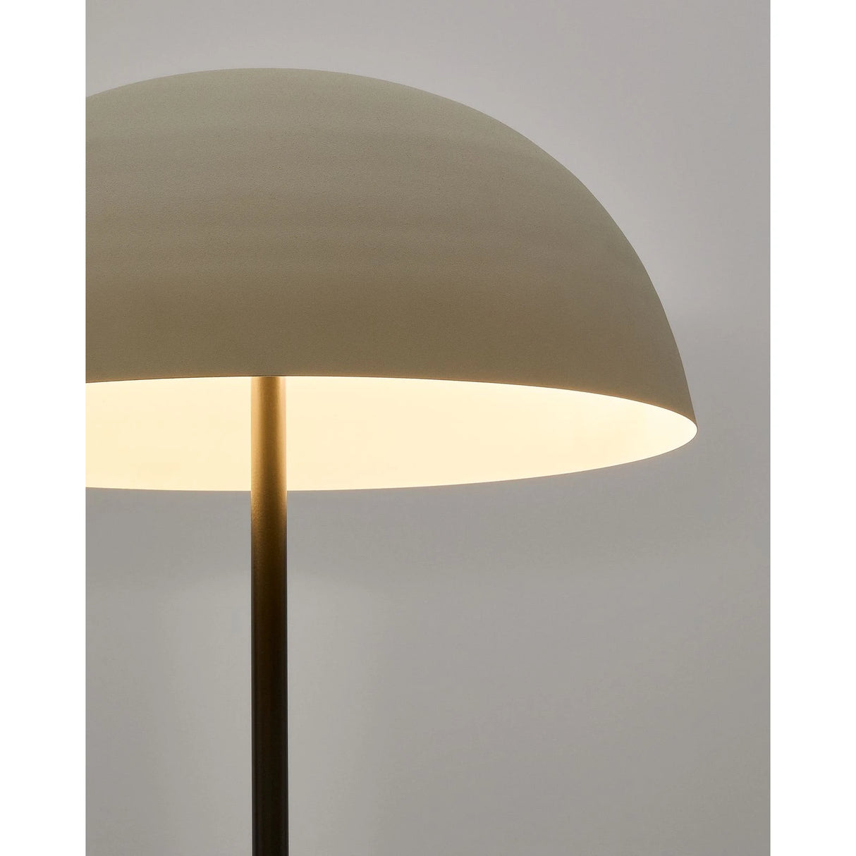 Stehlampe Nibla aus schwarzem Metall und Lampenschirm in weißer Tonerdeoptik von Kave Home – Produktbild 3