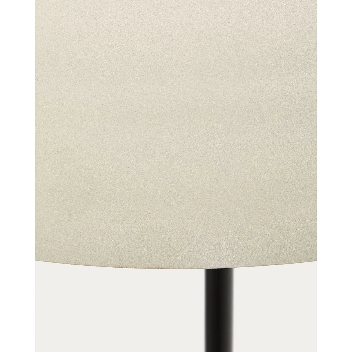 Stehlampe Nibla aus schwarzem Metall und Lampenschirm in weißer Tonerdeoptik von Kave Home – Produktbild 4