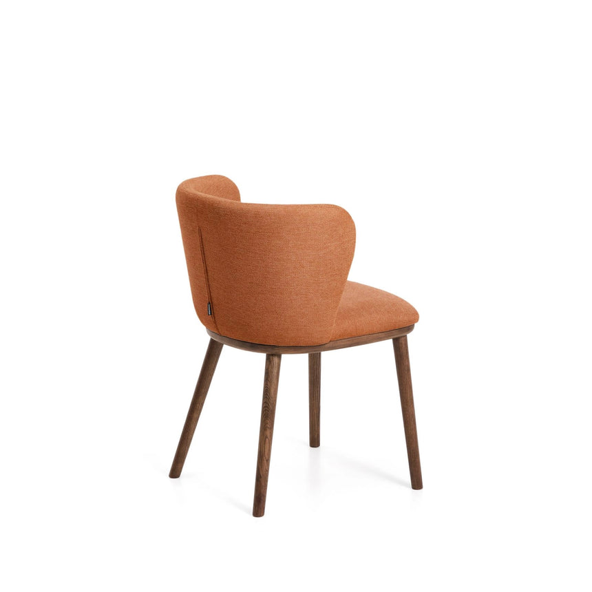 Stuhl Ciselia flammhemmend terrakottafarbener Chenille mit Beinen aus massivem Eschenholz mit walnussholzfarbenem Finish, FSC Mix Credit von Kave Home – Bild 4