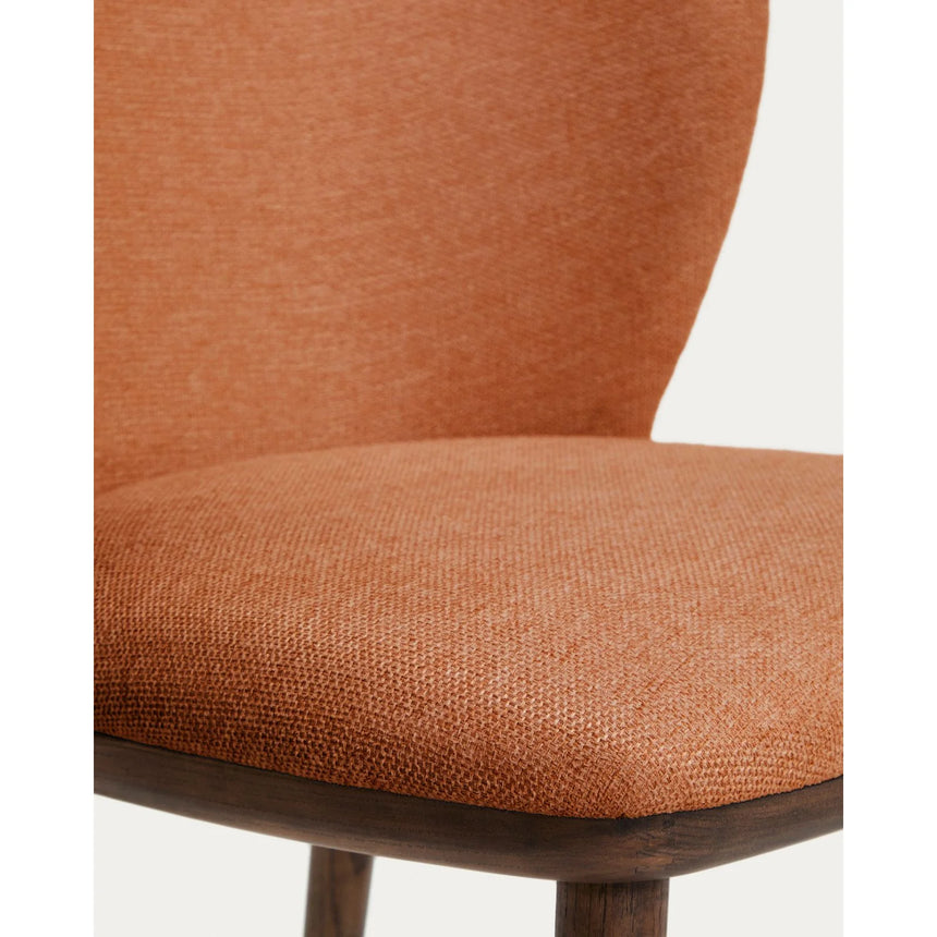 Stuhl Ciselia flammhemmend terrakottafarbener Chenille mit Beinen aus massivem Eschenholz mit walnussholzfarbenem Finish, FSC Mix Credit von Kave Home – Bild 7