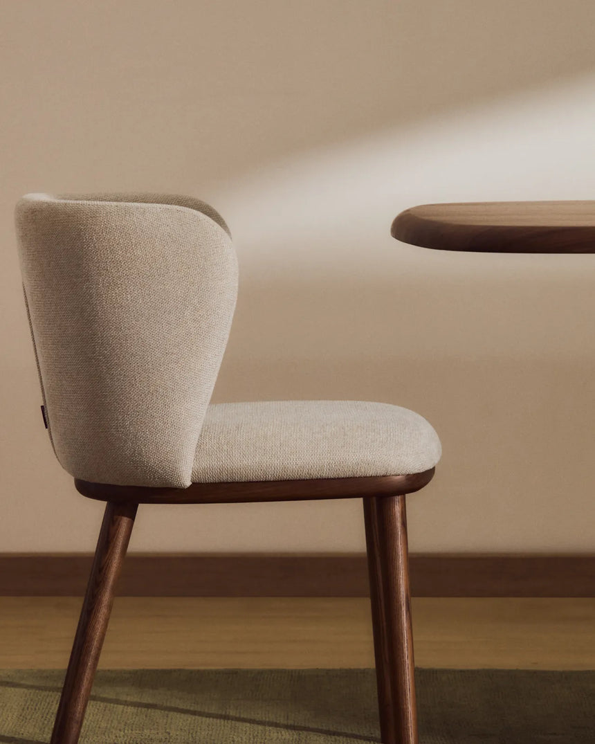 Stuhl Ciselia in beiger Chenille mit Beinen aus massivem Eschenholz mit walnussholzfarbenem Finish, FSC Mix Credit von Kave Home – Bild 3