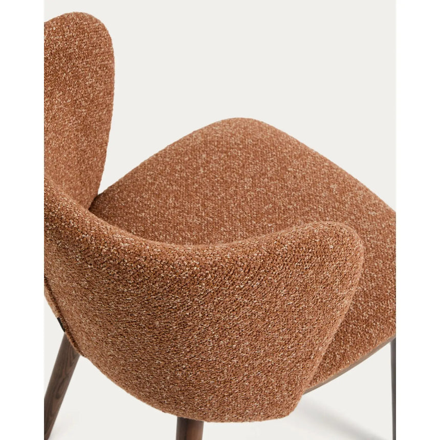 Stuhl Ciselia in dicker, terrakottafarbener Chenille mit Beinen aus massivem Eschenholz mit walnussholzfarbenem Finish, FSC Mix Credit von Kave Home – Bild 10