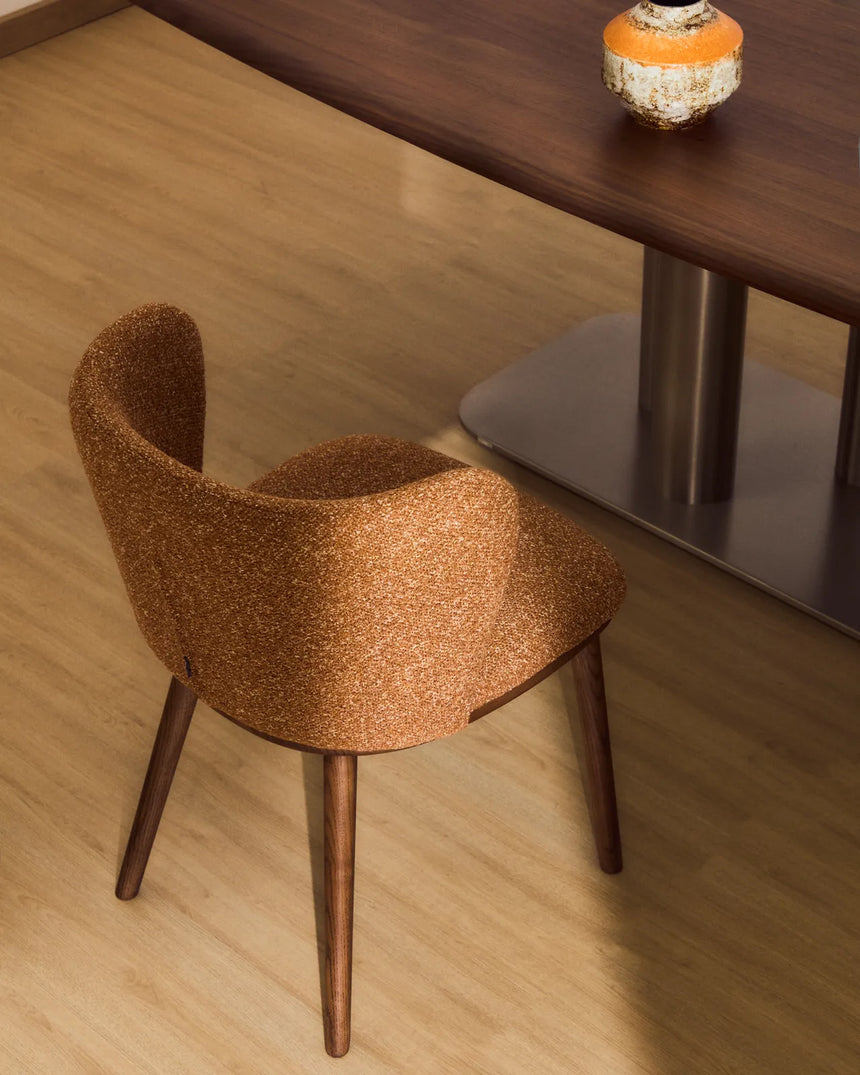 Stuhl Ciselia in dicker, terrakottafarbener Chenille mit Beinen aus massivem Eschenholz mit walnussholzfarbenem Finish, FSC Mix Credit von Kave Home – Bild 2