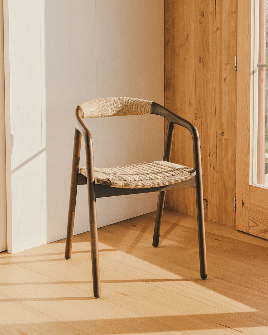 Stuhl Derile aus massivem Eichenholz mit Nussbaum-Finish und beigem Papierseil 100% FSC von Kave Home – Bild 2