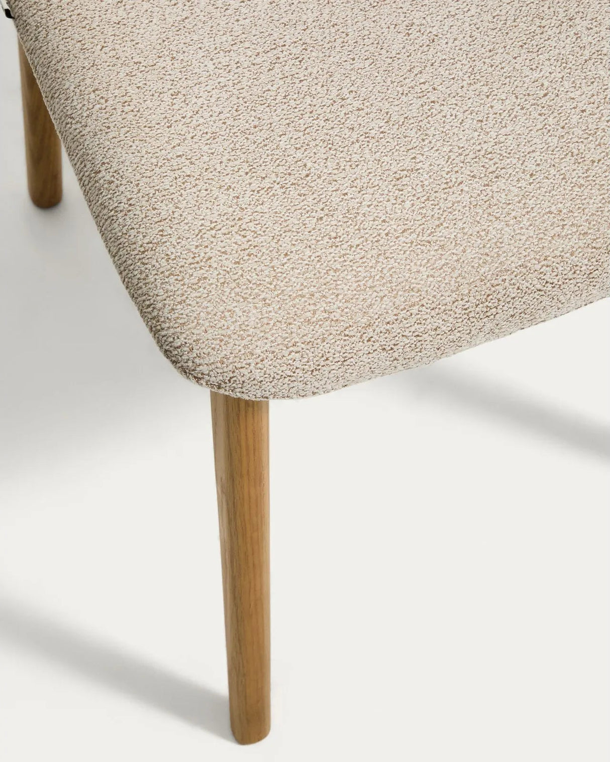 Stuhl Elnor aus Chenille und Beinen aus massivem Eichenholz mit Finish von Kave Home – Bild 9