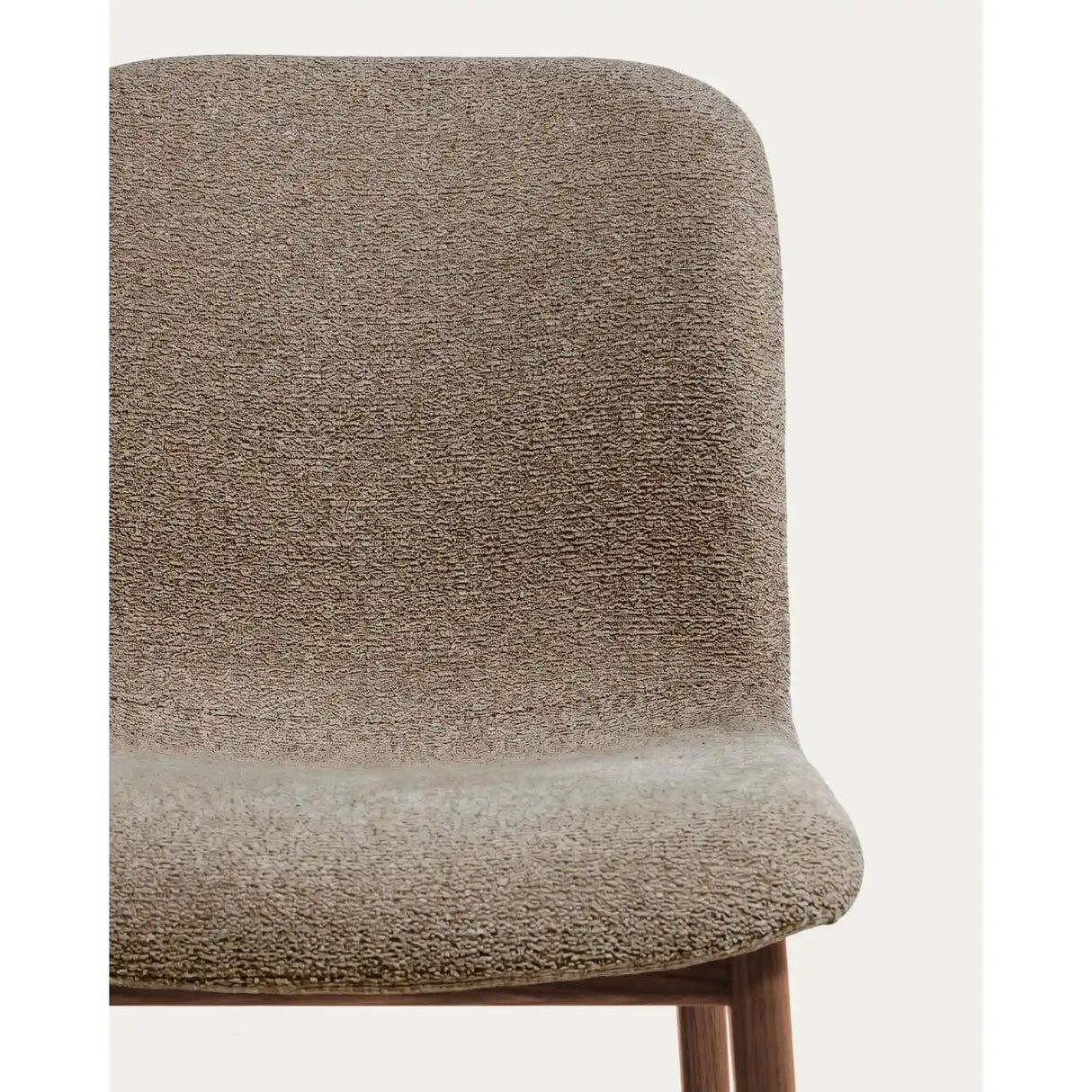 Stuhl Elnor aus brauner Chenille und Beinen aus massivem Eichenholz mit Nussbaum-Finish von Kave Home – Bild 6