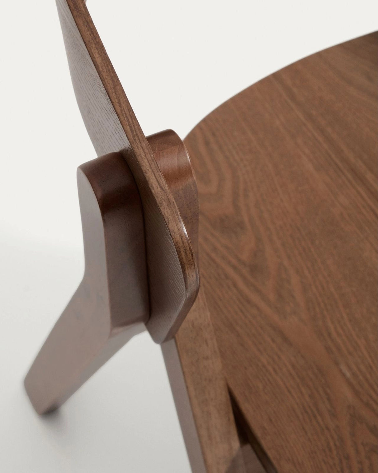 Stuhl Godia aus Eichenfurnier mit Nussbaumfinish oder in Naturfarben von Kave Home – Bild 8