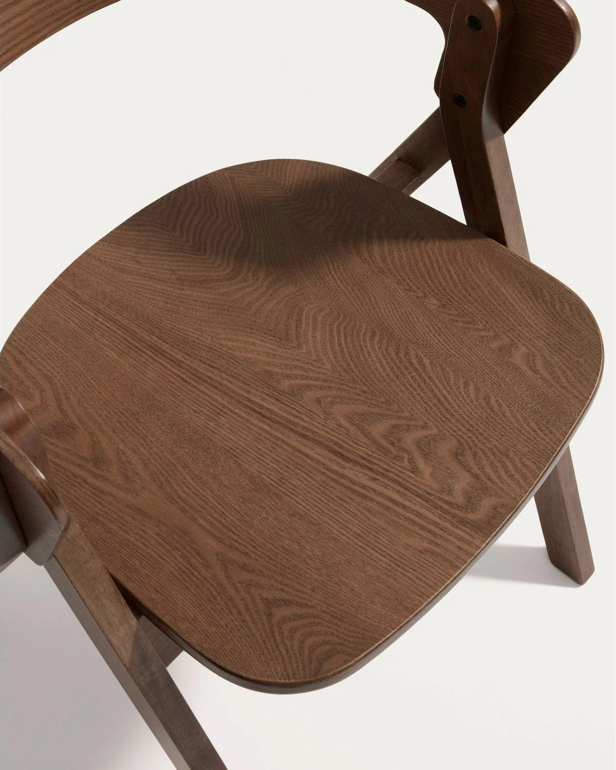Stuhl Godia aus Eichenfurnier mit Nussbaumfinish oder in Naturfarben von Kave Home – Bild 9