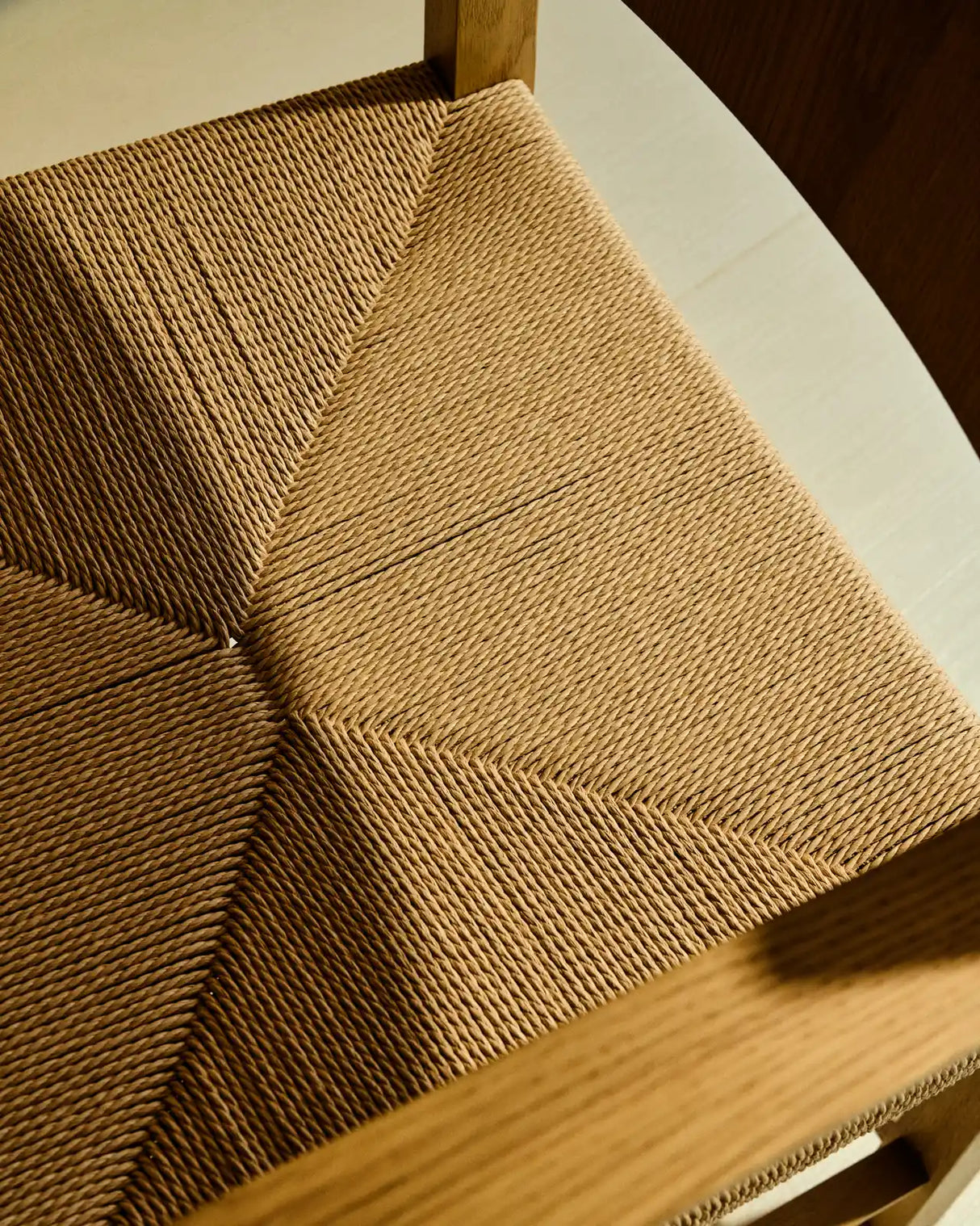 Stuhl Idun aus massivem FSC Mix Credit Eichenholz mit Finish in natürlichem Farbton und Sitzfläche aus Seil von Kave Home – Bild 5