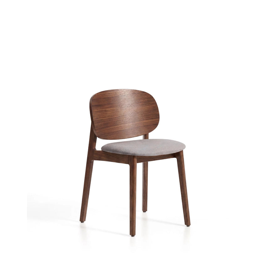 Stuhl Ludara aus Eichenfurnier mit Nussbaumfinish oder Naturfinish und Chenille von Kave Home – Bild 1
