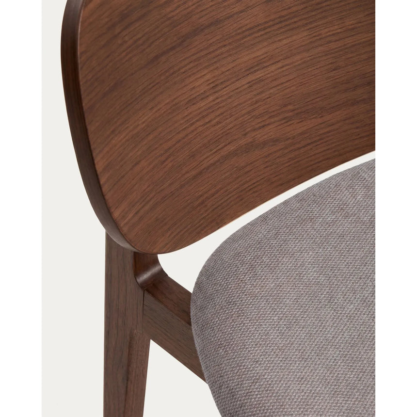 Stuhl Ludara aus Eichenfurnier mit Nussbaumfinish oder Naturfinish und Chenille von Kave Home – Bild 10