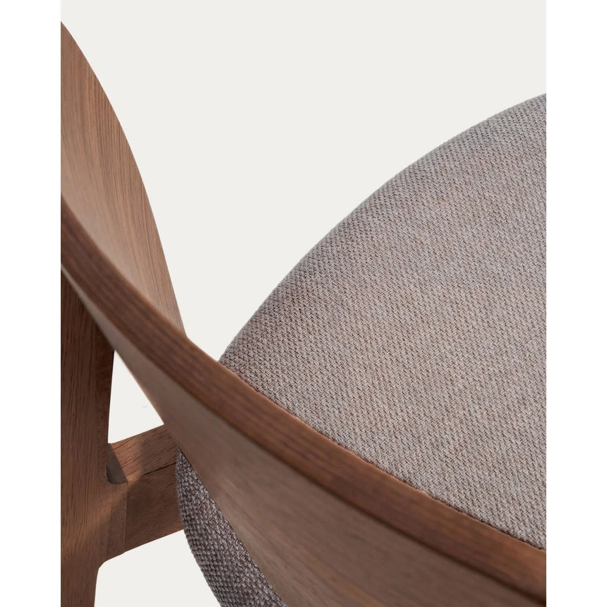 Stuhl Ludara aus Eichenfurnier mit Nussbaumfinish oder Naturfinish und Chenille von Kave Home – Bild 11