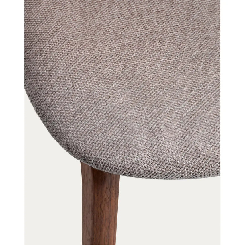 Stuhl Ludara aus Eichenfurnier mit Nussbaumfinish oder Naturfinish und Chenille von Kave Home – Bild 12