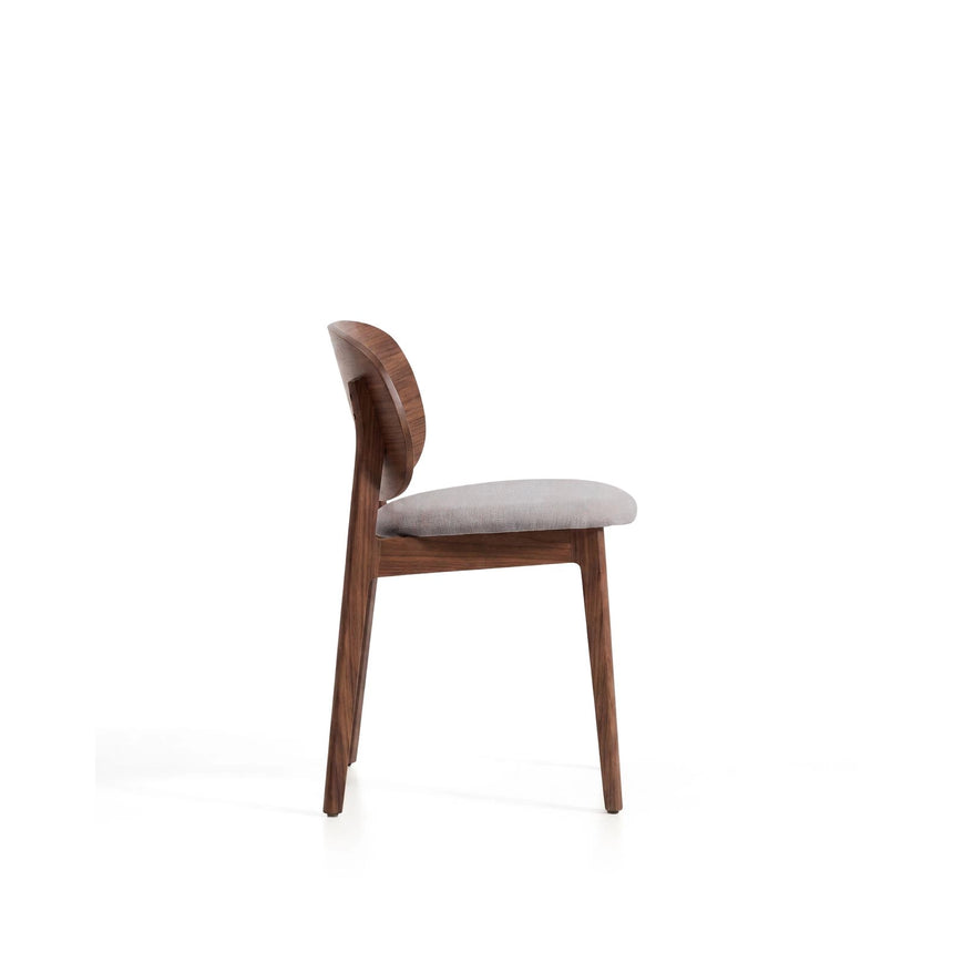 Stuhl Ludara aus Eichenfurnier mit Nussbaumfinish oder Naturfinish und Chenille von Kave Home – Bild 4