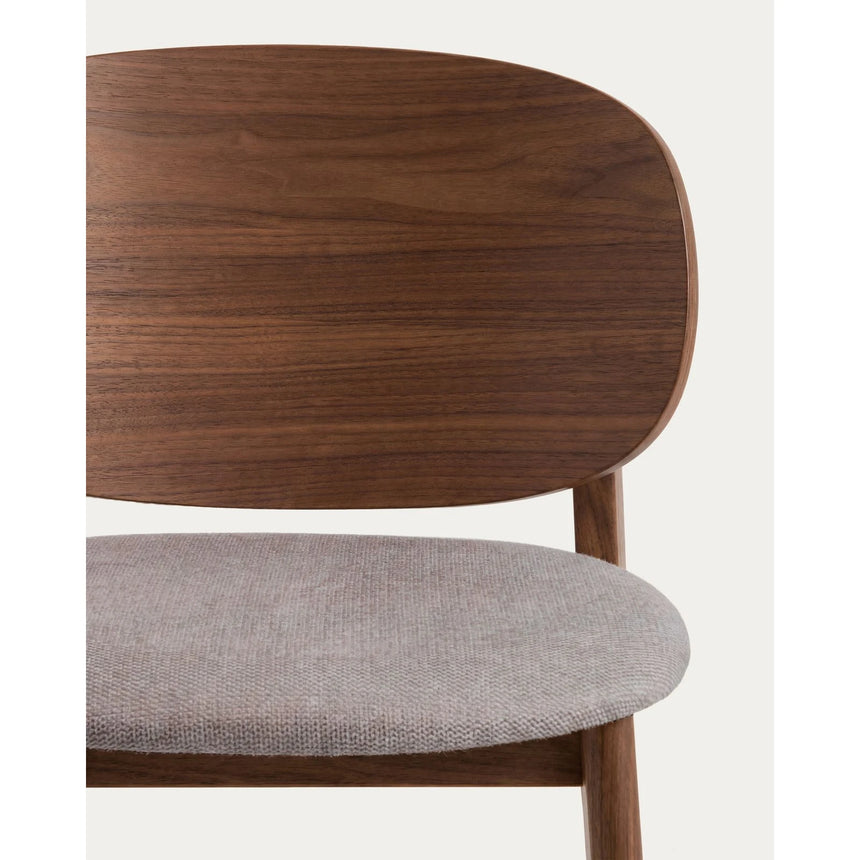 Stuhl Ludara aus Eichenfurnier mit Nussbaumfinish oder Naturfinish und Chenille von Kave Home – Bild 8
