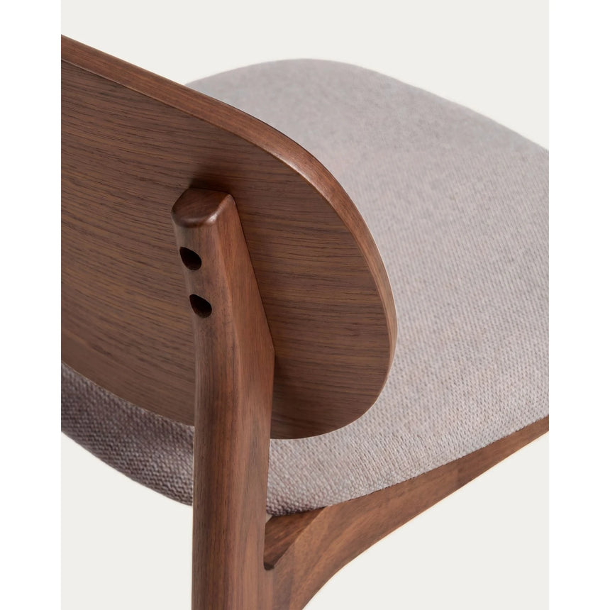 Stuhl Ludara aus Eichenfurnier mit Nussbaumfinish oder Naturfinish und Chenille von Kave Home – Bild 9
