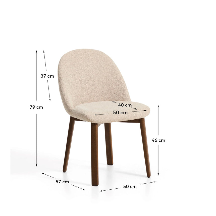 Stuhl Meila flammhemmend mit beiger Chenille und Beinen aus massivem Eschenholz mit Nussbaumfinish von Kave Home – Bild 4