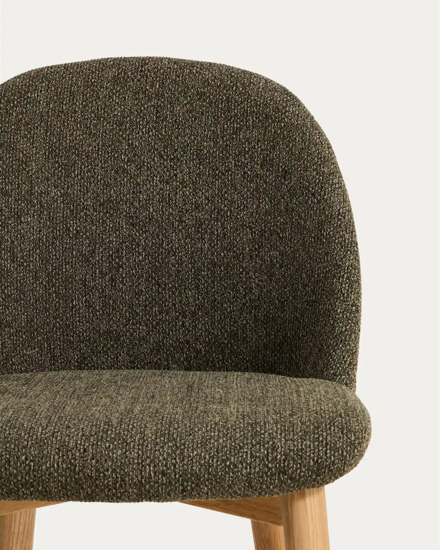 Stuhl Meila flammhemmend mit grüner Chenille und Beinen aus massivem Eschenholz mit naturfarbenem Finish von Kave Home – Bild 7