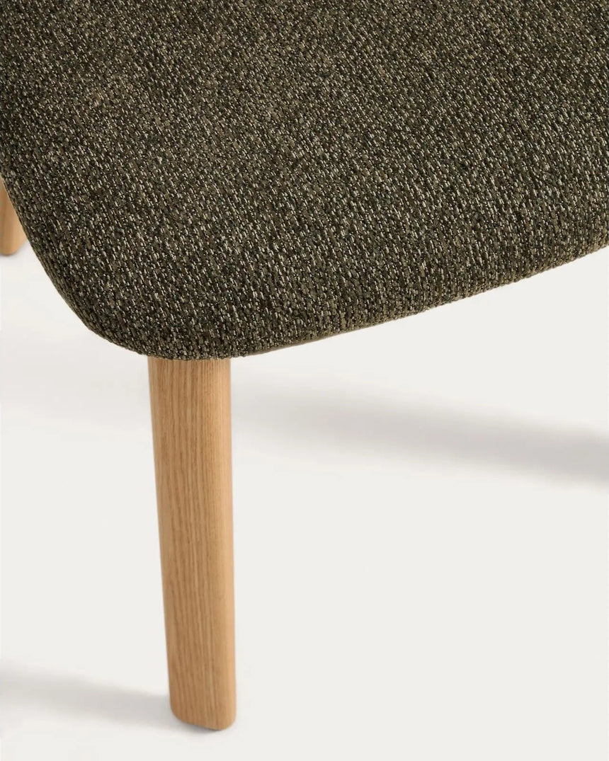 Stuhl Meila flammhemmend mit grüner Chenille und Beinen aus massivem Eschenholz mit naturfarbenem Finish von Kave Home – Bild 8