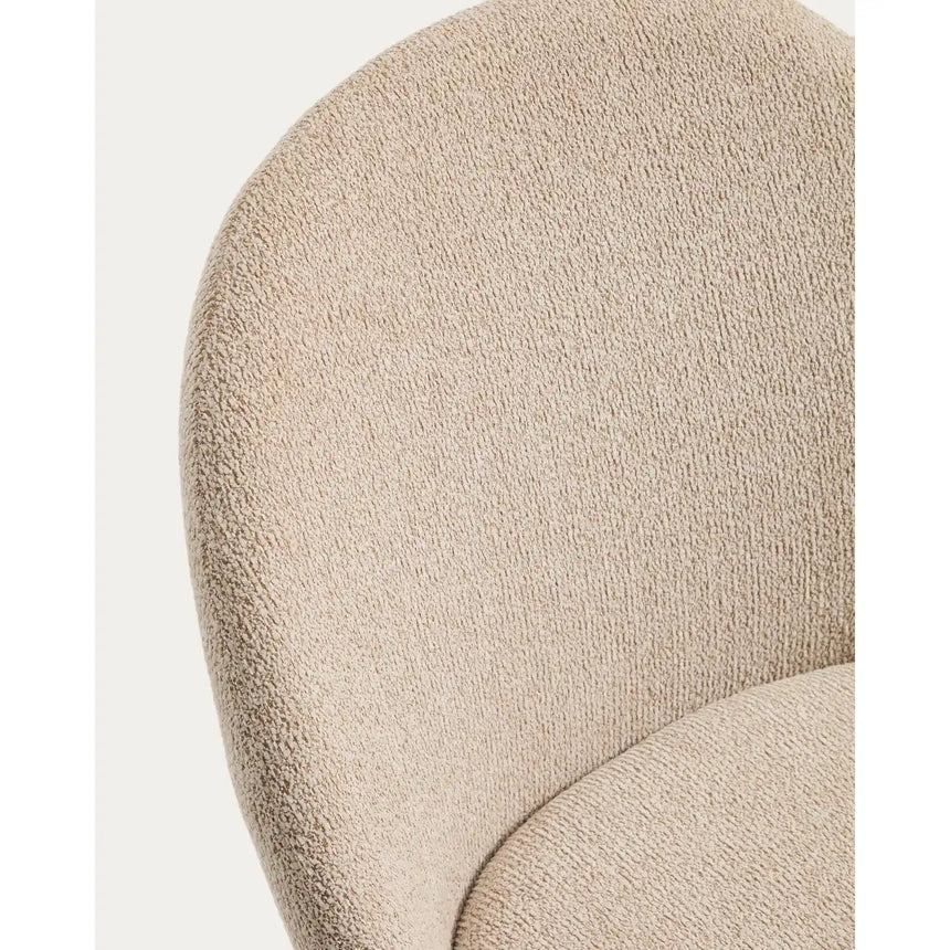 Stuhl Meila mit beiger Chenille und Beinen aus massivem Eschenholz mit Nussbaumfinish von Kave Home – Bild 10