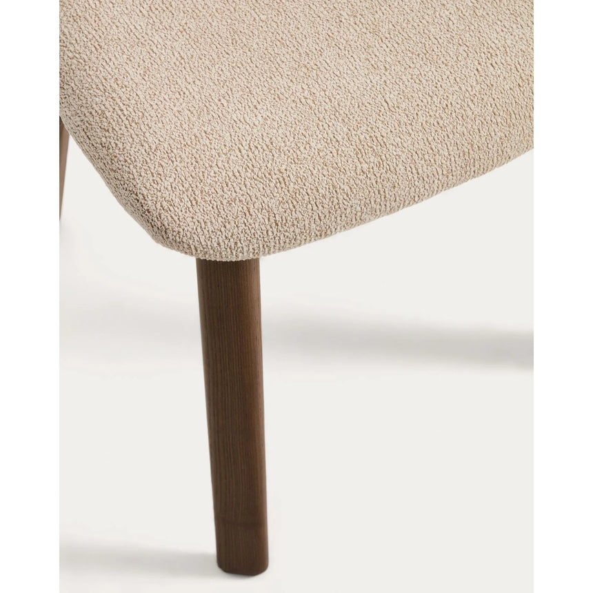 Stuhl Meila mit beiger Chenille und Beinen aus massivem Eschenholz mit Nussbaumfinish von Kave Home – Bild 11