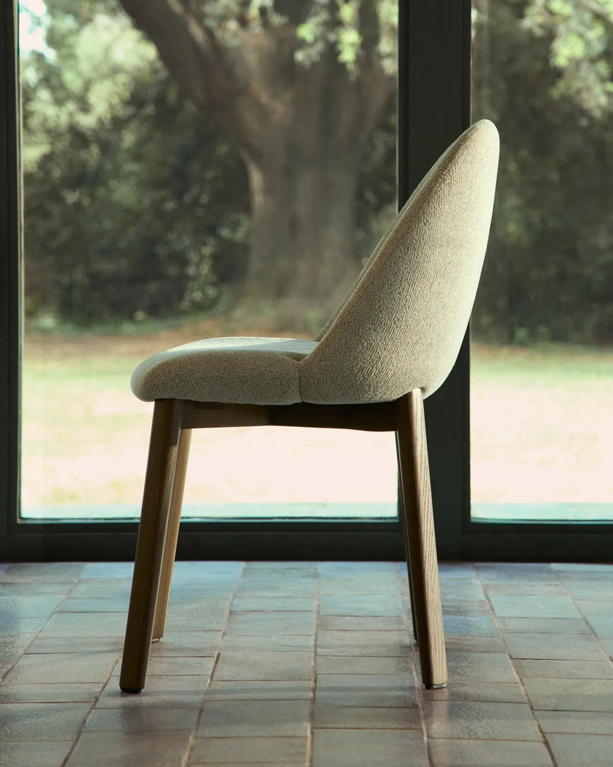 Stuhl Meila mit beiger Chenille und Beinen aus massivem Eschenholz mit Nussbaumfinish von Kave Home – Bild 2