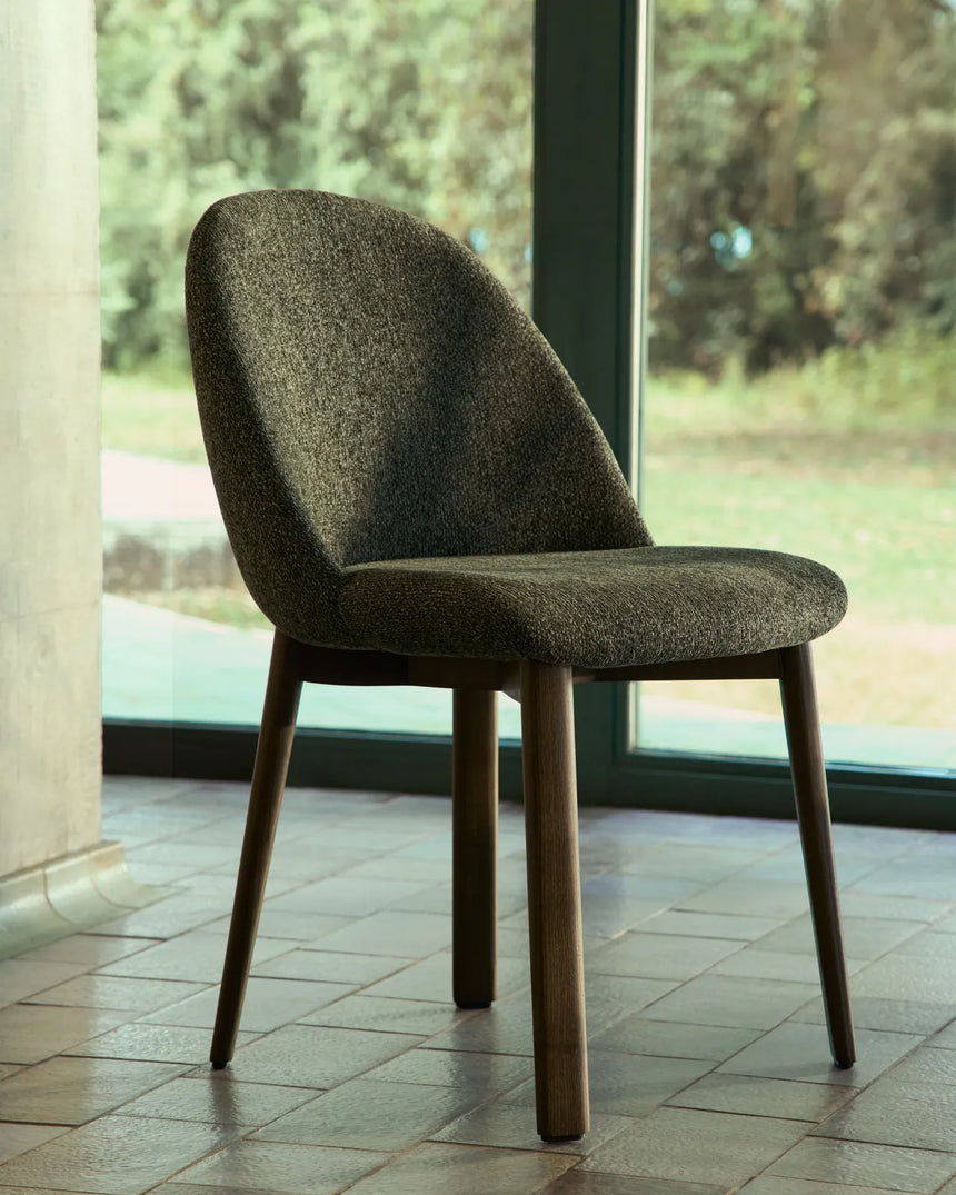 Stuhl Meila mit grüner Chenille und Beinen aus massivem Eschenholz mit Nussbaumfinish von Kave Home – Bild 2