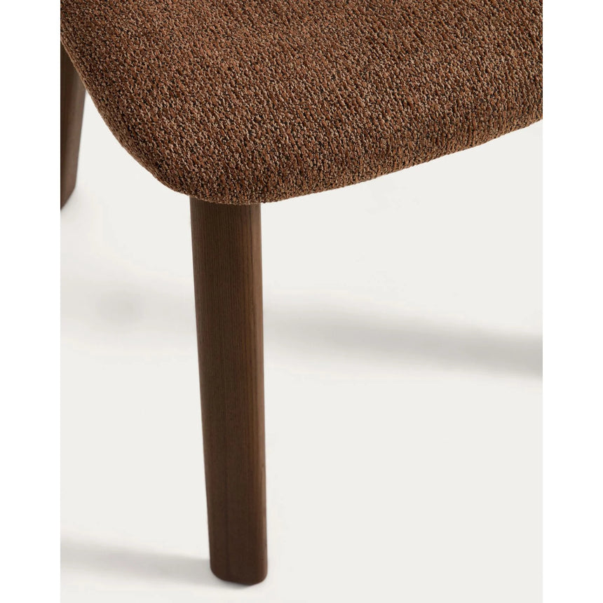 Stuhl Meila mit terrakottafarbener Chenille und Beinen aus massivem Eschenholz mit Nussbaumfinish von Kave Home – Bild 10