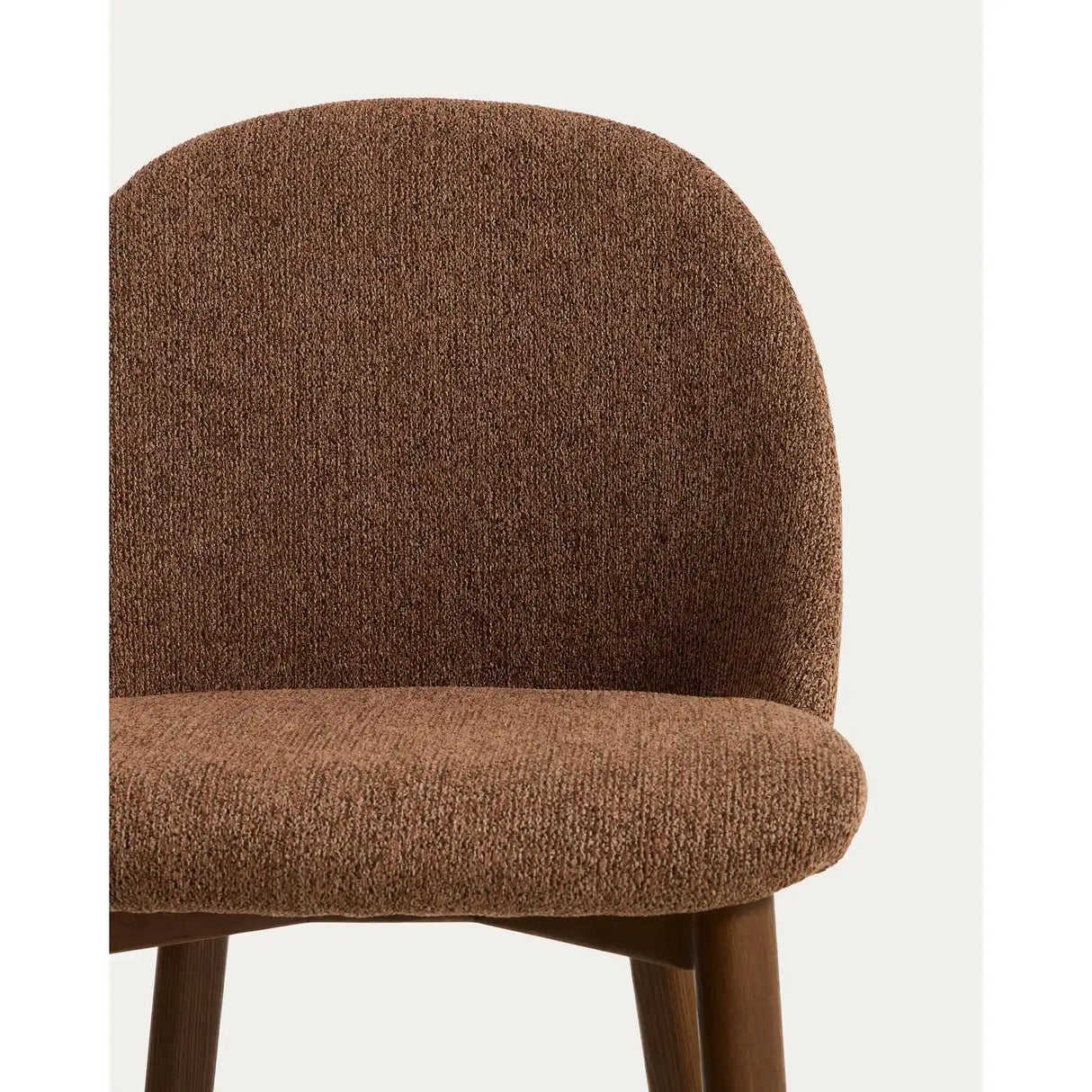 Stuhl Meila mit terrakottafarbener Chenille und Beinen aus massivem Eschenholz mit Nussbaumfinish von Kave Home – Bild 7