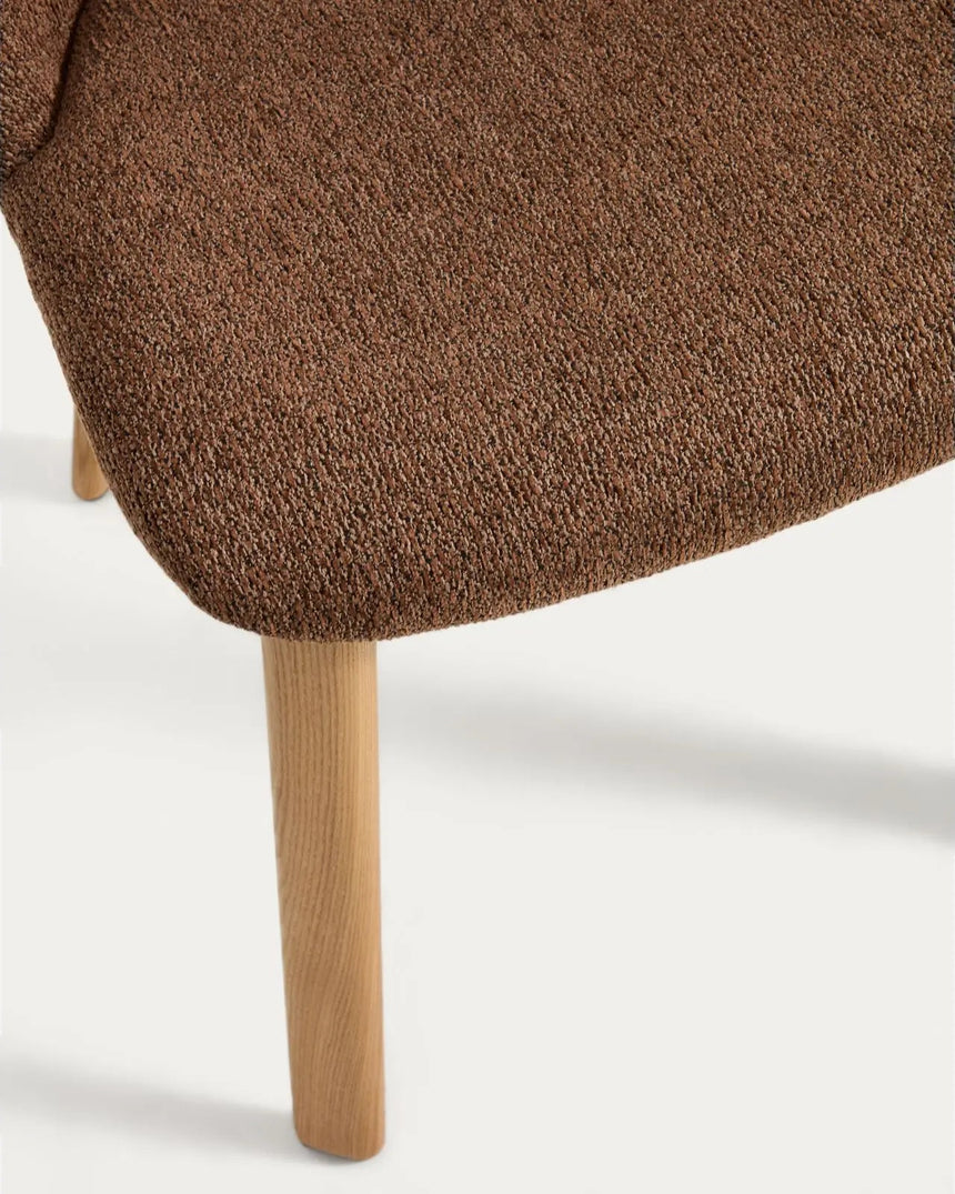 Stuhl Meila mit terrakottafarbener Chenille und Beinen aus massivem Eschenholz mit naturfarbenem Finish von Kave Home – Bild 9