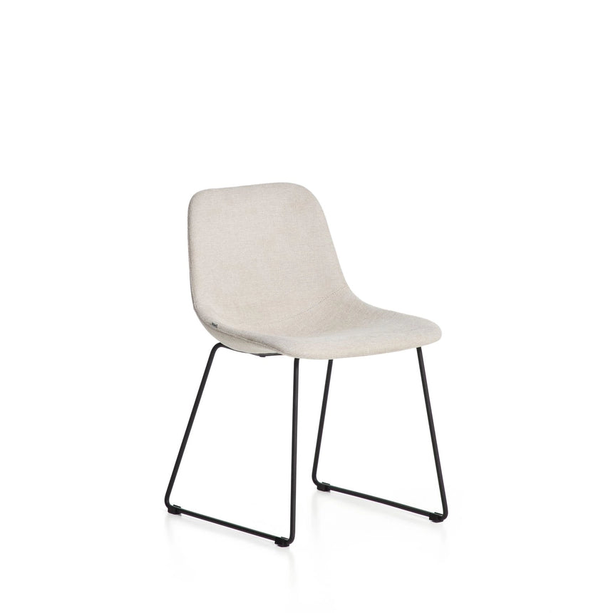 Stuhl Zahara mit beiger Chenille und Stahlbeinen mit schwarzem Finish, FSC 100 % von Kave Home – Bild 1