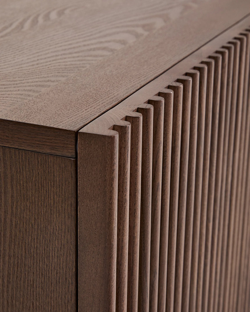 TV-Möbel Beyla aus Furnier und Massivholz aus Esche mit nussbaumfarbenem Finish 180 x 49,5 cm FSC 100% von Kave Home – Produktbild 9