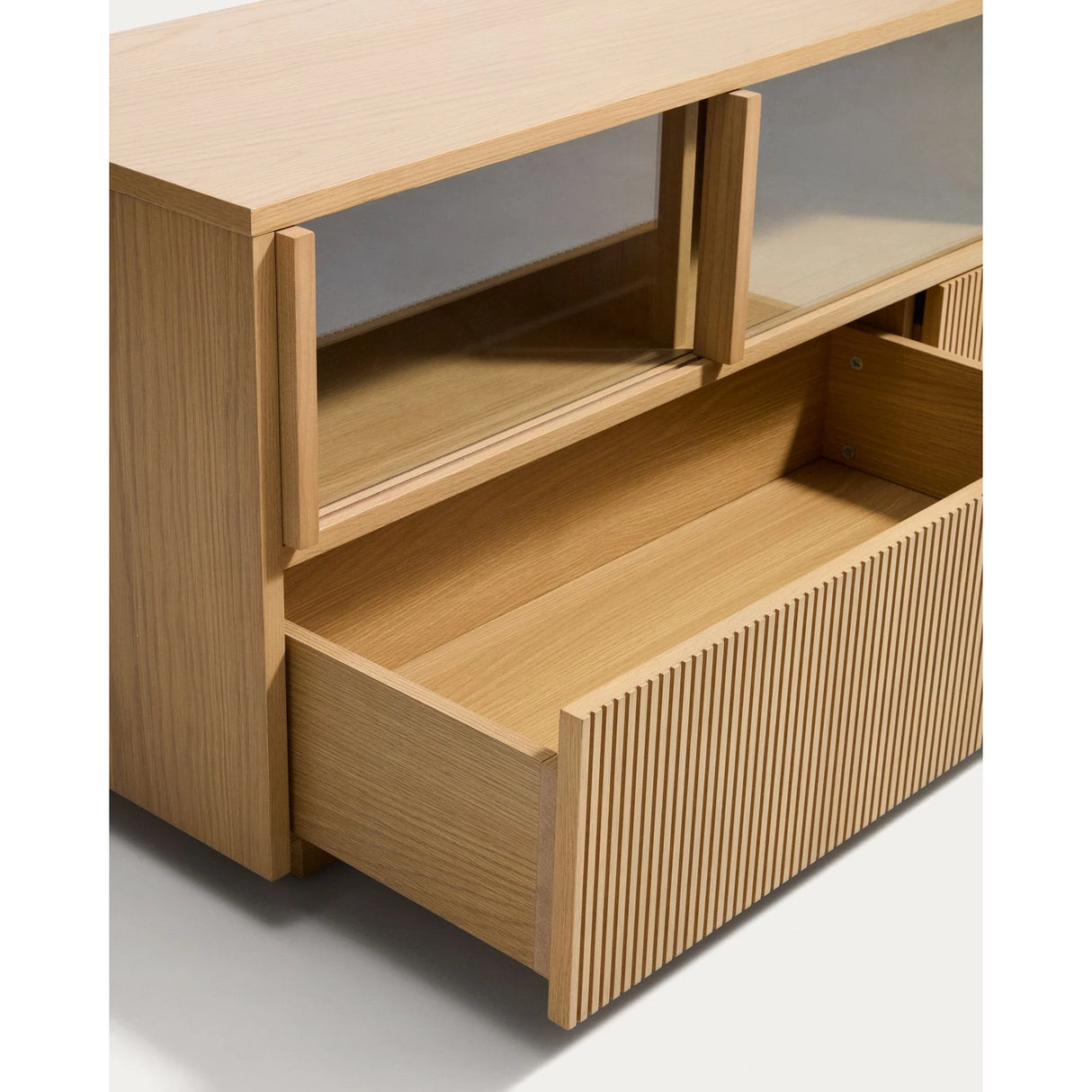 TV-Möbel Helvine mit 5 Türen und 3 Schubladen aus Eichenfurnier und gehärtetem Glas, 245 x 53,5 cm, FSC 100 % von Kave Home – Bild 4