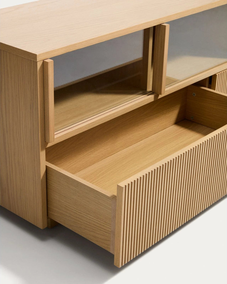 TV-Möbel Helvine mit 5 Türen und 3 Schubladen aus Eichenfurnier und gehärtetem Glas, 245 x 53,5 cm, FSC 100 % von Kave Home – Bild 4