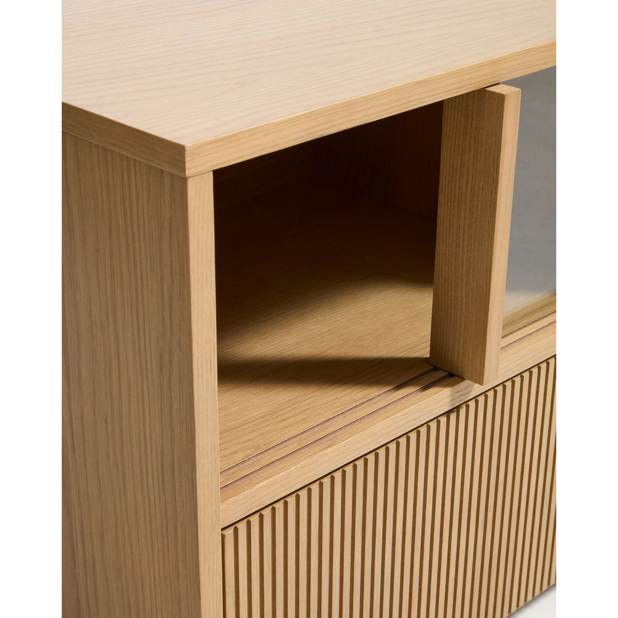 TV-Möbel Helvine mit 5 Türen und 3 Schubladen aus Eichenfurnier und gehärtetem Glas, 245 x 53,5 cm, FSC 100 % von Kave Home – Bild 5