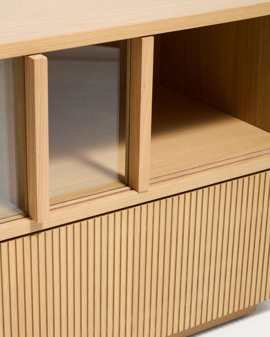 TV-Möbel Helvine mit 5 Türen und 3 Schubladen aus Eichenfurnier und gehärtetem Glas, 245 x 53,5 cm, FSC 100 % von Kave Home – Bild 7