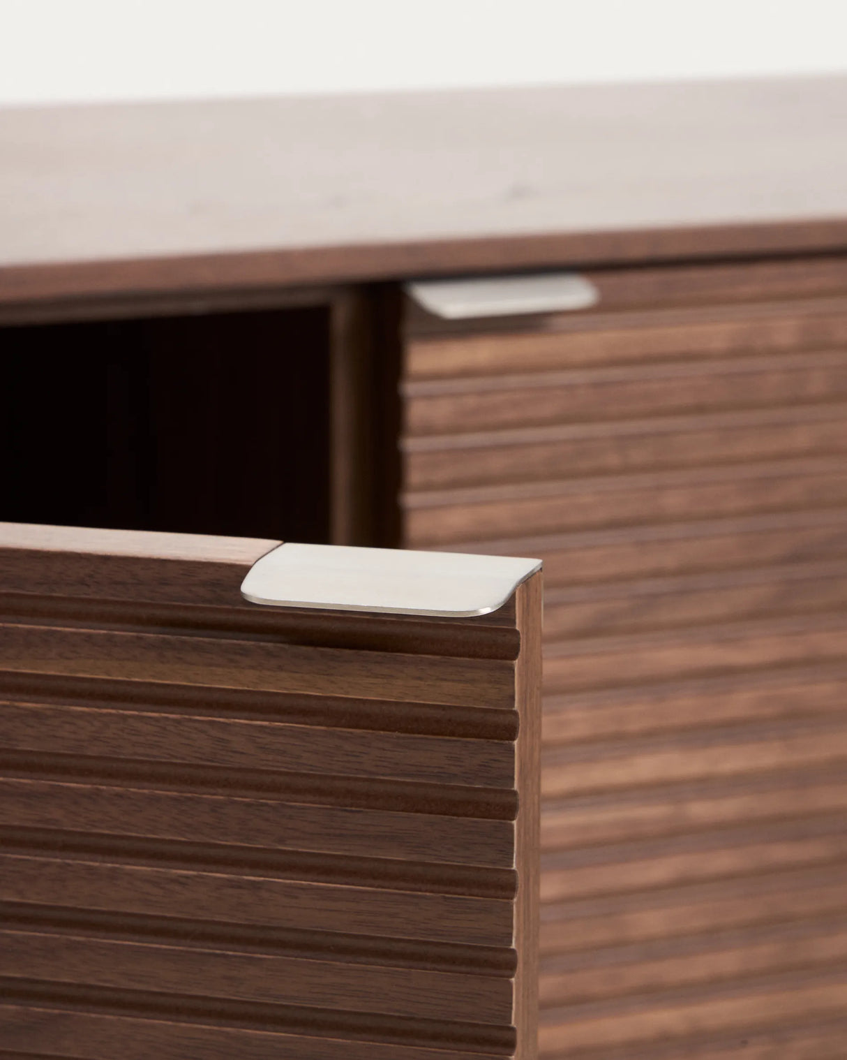 TV-Möbel Norlen mit 4 Türen in Nussbaumfurnier FSC Mix Credit 200 x 46 cm von Kave Home – Produktbild 10