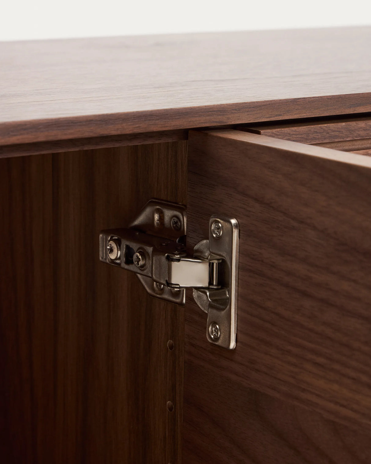 TV-Möbel Norlen mit 4 Türen in Nussbaumfurnier FSC Mix Credit 200 x 46 cm von Kave Home – Produktbild 12