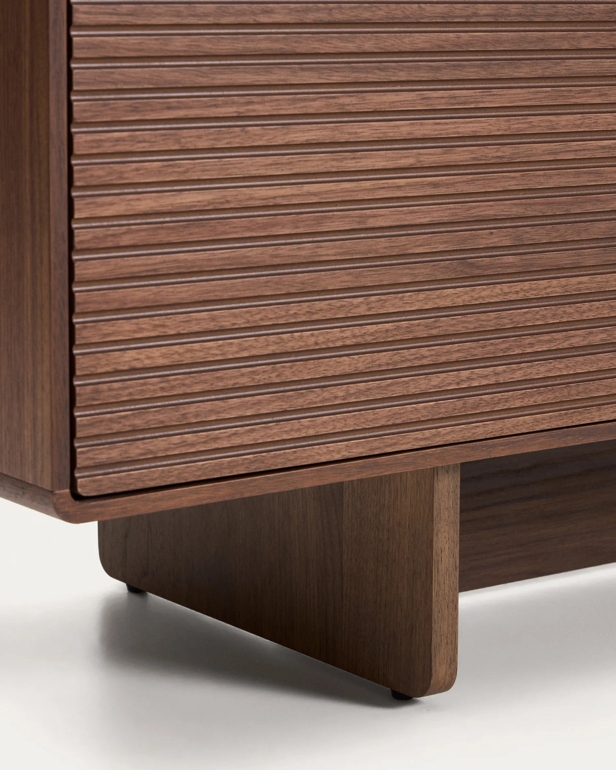 TV-Möbel Norlen mit 4 Türen in Nussbaumfurnier FSC Mix Credit 200 x 46 cm von Kave Home – Produktbild 13