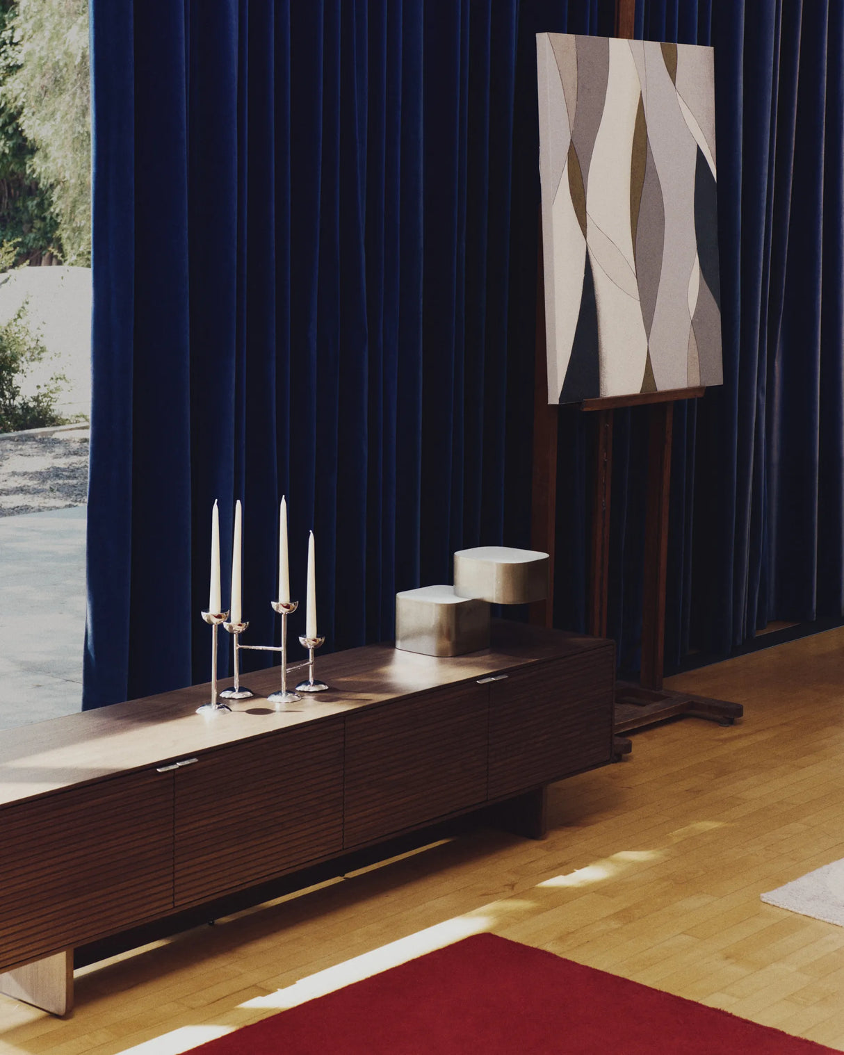 TV-Möbel Norlen mit 4 Türen in Nussbaumfurnier FSC Mix Credit 200 x 46 cm von Kave Home – Produktbild 4