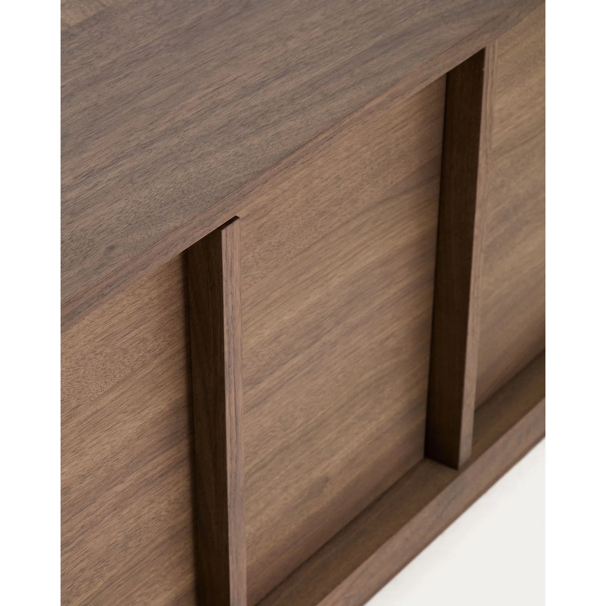 TV-Möbel Onix aus Walnussfurnier mit dunklem Finish 150 x 47 cm FSC Mix Credit von Kave Home – Bild 5