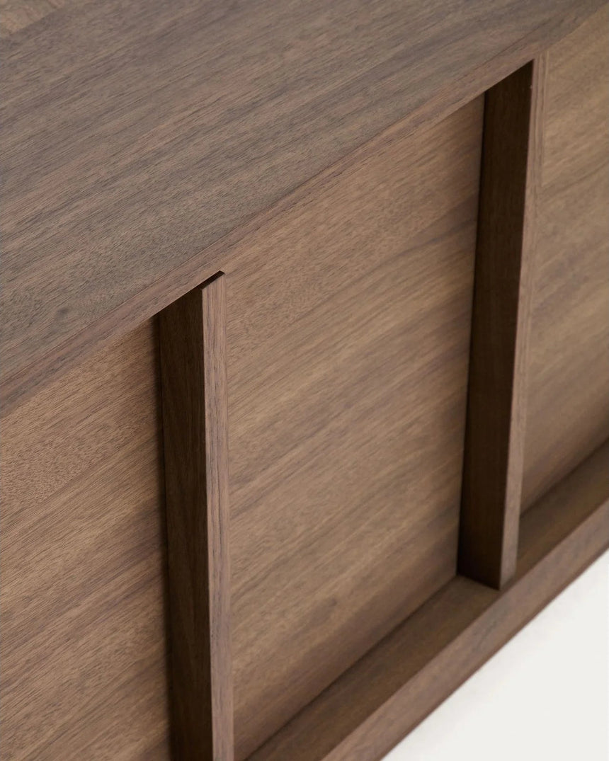 TV-Möbel Onix aus Walnussfurnier mit dunklem Finish 150 x 47 cm FSC Mix Credit von Kave Home – Bild 5
