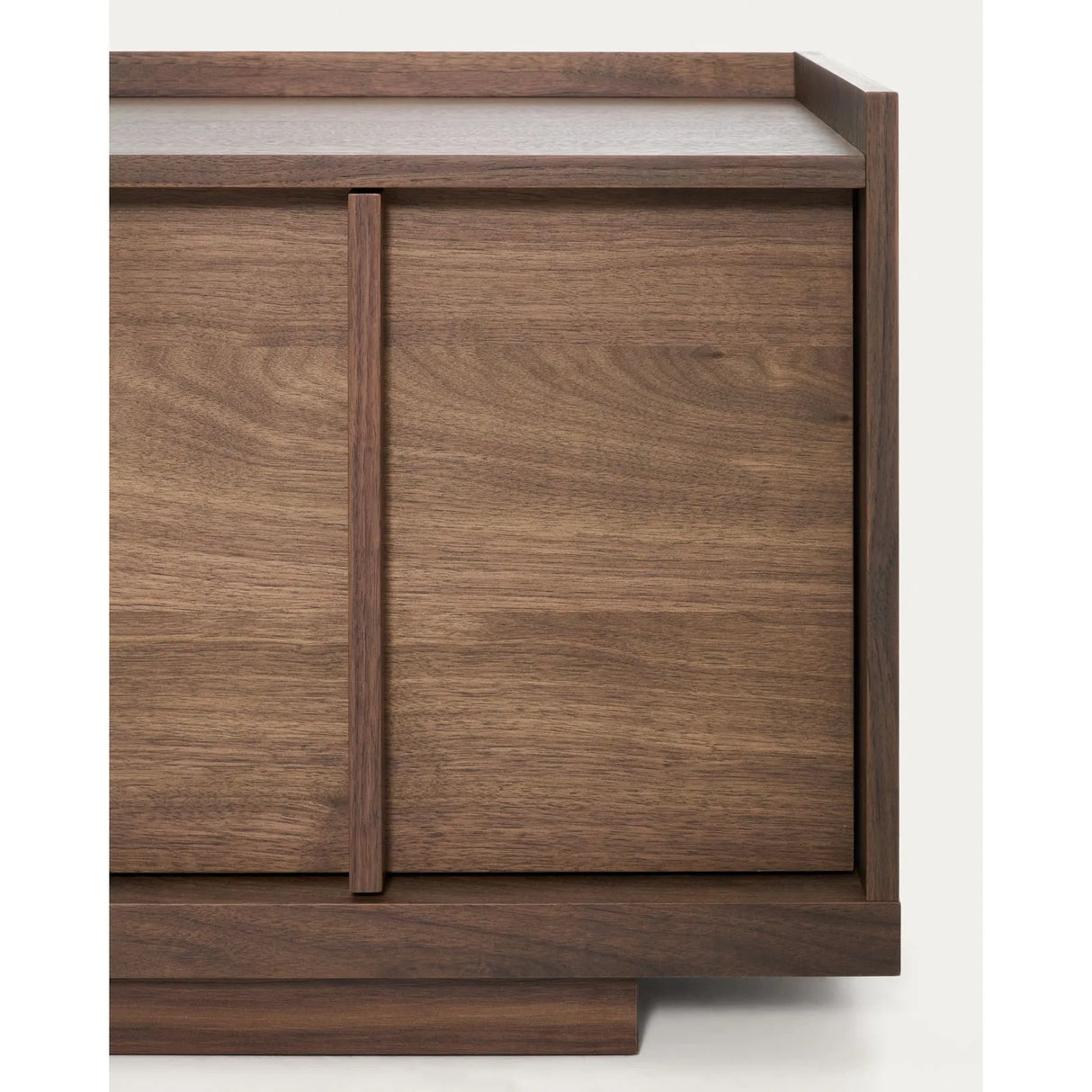 TV-Möbel Onix aus Walnussfurnier mit dunklem Finish 150 x 47 cm FSC Mix Credit von Kave Home – Bild 6