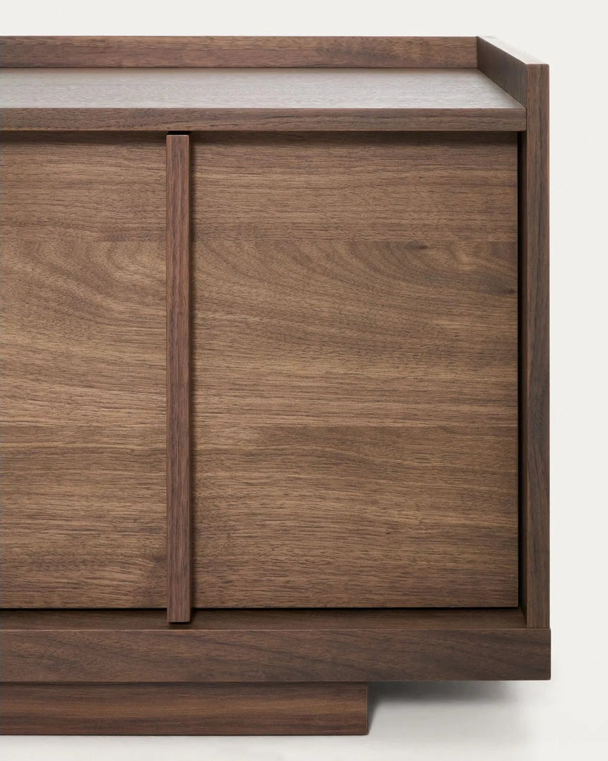 TV-Möbel Onix aus Walnussfurnier mit dunklem Finish 150 x 47 cm FSC Mix Credit von Kave Home – Bild 6