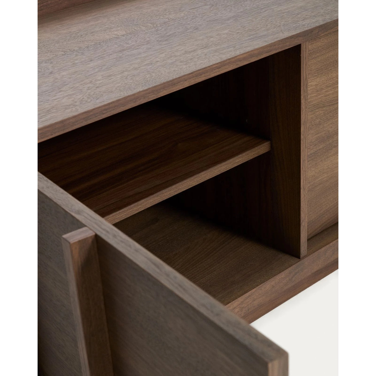 TV-Möbel Onix aus Walnussfurnier mit dunklem Finish 150 x 47 cm FSC Mix Credit von Kave Home – Bild 7