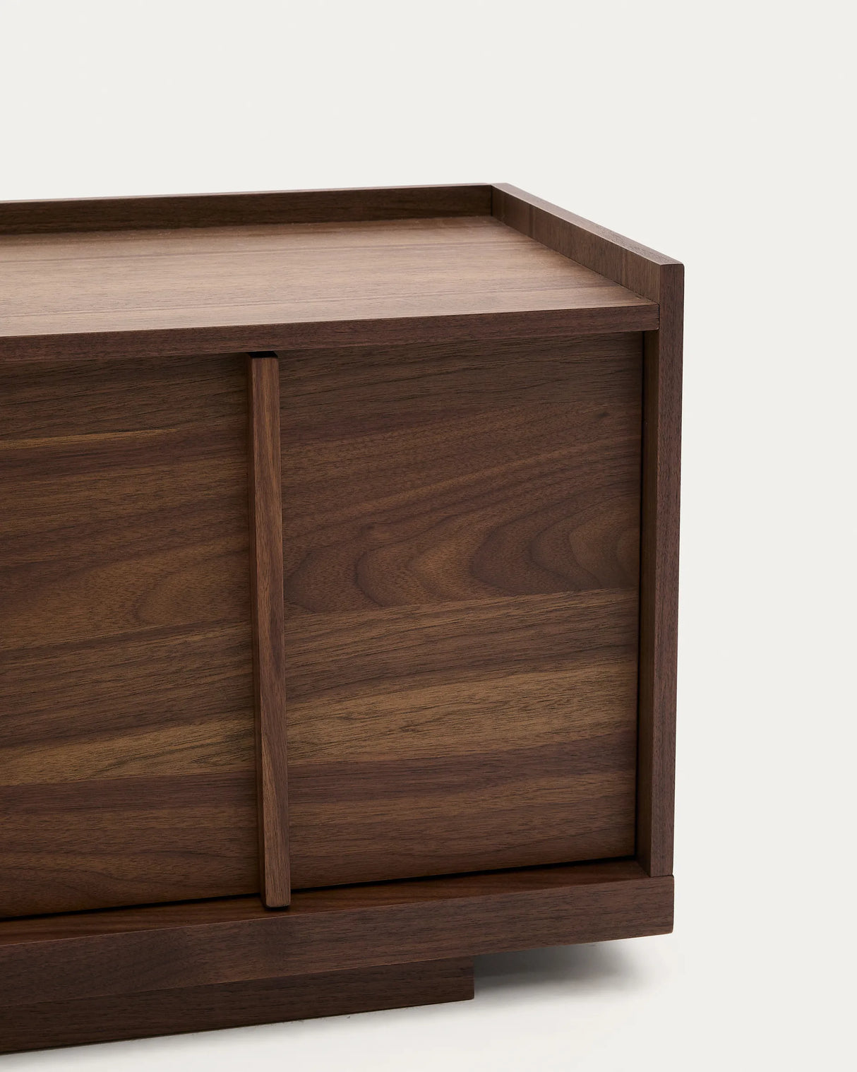 TV-Möbel Onix aus Walnussfurnier mit dunklem Finish 200 x 45 cm FSC Mix Credit von Kave Home – Produktbild 4