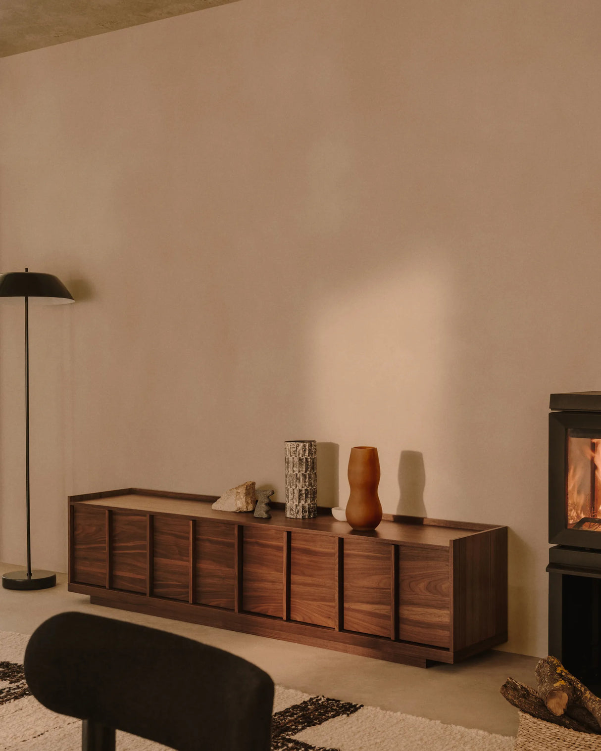 TV-Möbel Onix aus Walnussfurnier mit dunklem Finish 200 x 45 cm FSC Mix Credit von Kave Home – Produktbild 6