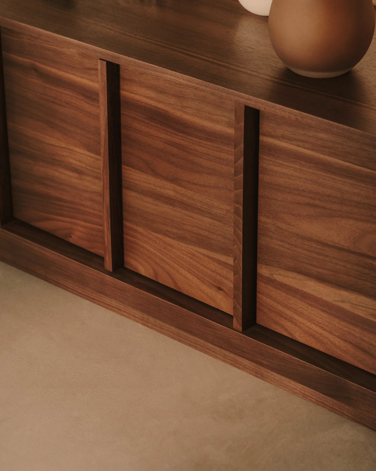 TV-Möbel Onix aus Walnussfurnier mit dunklem Finish 200 x 45 cm FSC Mix Credit von Kave Home – Produktbild 7