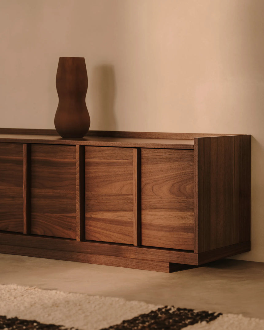 TV-Möbel Onix aus Walnussfurnier mit dunklem Finish 200 x 45 cm FSC Mix Credit von Kave Home – Produktbild 8